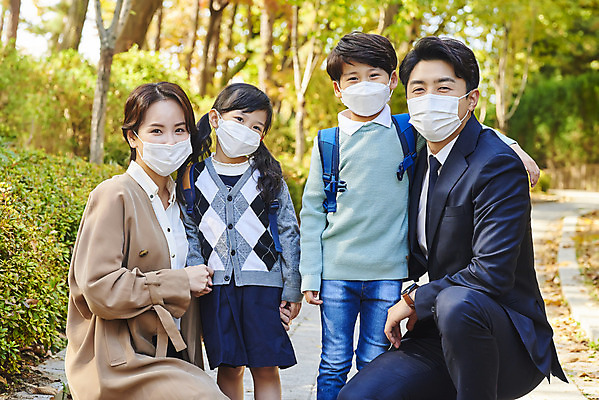 포토 JPG 주간 학생 라이프스타일 공원 여자 남자 딸 아들 어린이 비즈니스 가족 엄마 어깨동무 책가방 마스크 여러명 상반신 성인 야외 앞모습 30대 한국인 직장인 아빠 외출 출근 등교 눈웃음 코로나바이러스 포스트코로나 델타변이바이러스 위드코로나 국내포토 자연요소 직업 공공시설 뷰포인트 포즈 다수 가방 관계 표정 사람 동양인 생활 장년 바이러스 사회이슈 출퇴근 등하교 파일형식