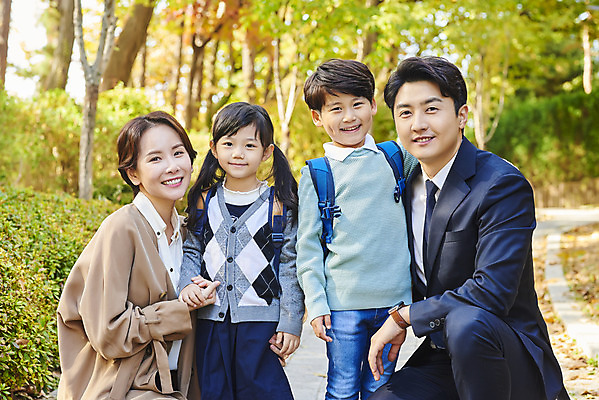 포토 JPG 주간 학생 라이프스타일 공원 여자 남자 딸 아들 어린이 비즈니스 가족 엄마 어깨동무 책가방 서기 웃음 여러명 상반신 성인 야외 앞모습 30대 손잡기 한국인 직장인 아빠 무릎꿇기 외출 출근 등교 코로나바이러스 포스트코로나 델타변이바이러스 위드코로나 국내포토 자연요소 직업 공공시설 뷰포인트 포즈 다수 가방 관계 모션 표정 사람 동양인 생활 장년 바이러스 사회이슈 출퇴근 등하교 파일형식