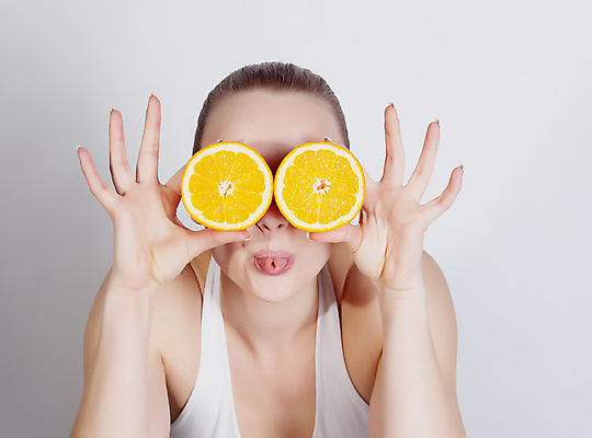 포토 JPG 해외이미지 모델 라이프스타일 여자 유럽 음식 백그라운드 신체 오렌지 과일 손가락 자연 귤 건강 관리 한명 사람 성인 10대 금발 주스 에너지 흰색 신선 화려 맛 사과 먹기 피부 향기 고립 압력 의료성형뷰티 해외202004 해외포토 1 헤어스타일 손 나라 음료 컬러 컨셉 모션 청소년 생활 신체부위 생태계 냄새 파일형식