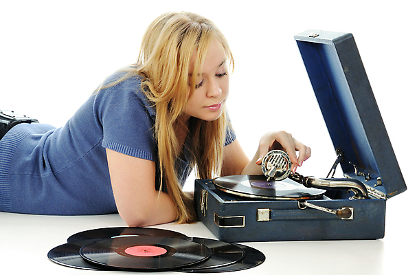 포토 JPG 해외이미지 백인 1 응시 여자 얼굴 음악 실내 한명 사람 금발 소리 듣기 수확 골동품 흰색 역사 향수 오브젝트 복고 슛 오디오 축음기 구식 옛날 의료성형뷰티 해외202004 해외포토 서양인 헤어스타일 시선 컬러 음향기기 농업 모션 문화예술 내부 신체부위 전자제품 화장품 파일형식