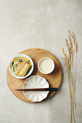 포토 JPG 스튜디오촬영 회색배경 주류 실내 사람없음 하이앵글 벼 전 안주 발효 막걸리 명절음식 발효음식 플랫레이 국내포토 음료 음식 뷰포인트 백그라운드 곡류 내부 회색 플랫 파일형식