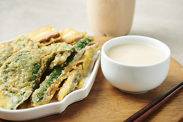 포토 JPG 스튜디오촬영 회색배경 주류 실내 사람없음 전 발효 막걸리 명절음식 발효음식 국내포토 음료 음식 백그라운드 내부 회색 파일형식