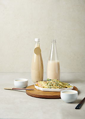 포토 JPG 스튜디오촬영 회색배경 술병 주류 실내 사람없음 전 발효 막걸리 명절음식 발효음식 국내포토 음료 음식 백그라운드 병_용기 내부 회색 파일형식