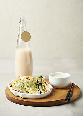 포토 JPG 스튜디오촬영 회색배경 술병 주류 실내 사람없음 전 발효 막걸리 명절음식 발효음식 국내포토 음료 음식 백그라운드 병_용기 내부 회색 파일형식