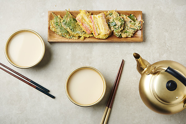 포토 JPG 스튜디오촬영 회색배경 주류 실내 사람없음 하이앵글 전 발효 막걸리 명절음식 발효음식 플랫레이 국내포토 음료 음식 뷰포인트 백그라운드 내부 회색 플랫 파일형식