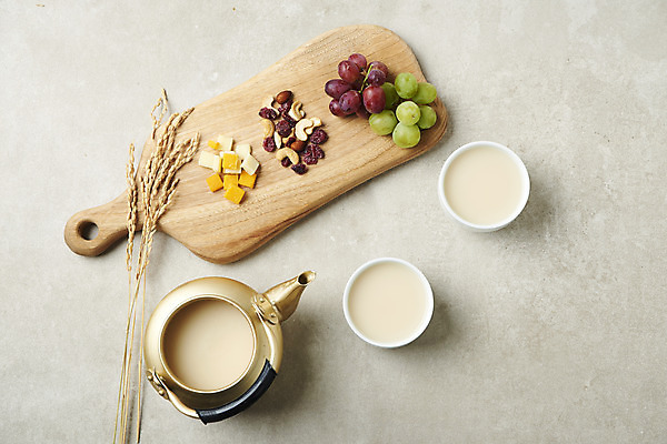 포토 JPG 스튜디오촬영 회색배경 치즈 주류 실내 사람없음 하이앵글 발효 막걸리 발효음식 과일안주 플랫레이 국내포토 음료 음식 뷰포인트 백그라운드 유제품 내부 회색 플랫 안주 파일형식