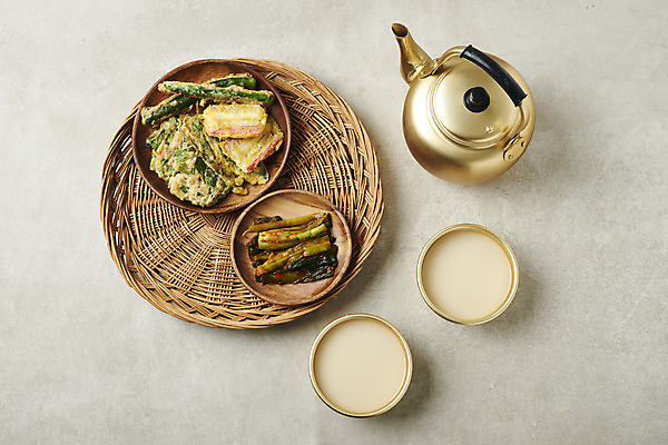 포토 JPG 스튜디오촬영 회색배경 주류 실내 사람없음 하이앵글 전 발효 막걸리 명절음식 발효음식 갓김치 플랫레이 국내포토 음료 음식 뷰포인트 백그라운드 김치 내부 회색 플랫 파일형식