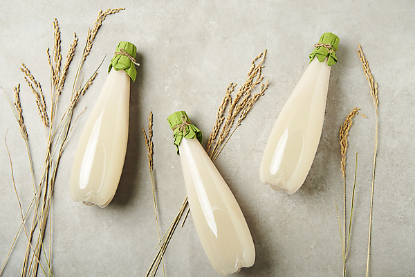 포토 JPG 스튜디오촬영 회색배경 술병 주류 실내 사람없음 하이앵글 벼 쌀 발효 막걸리 발효음식 국내포토 음료 음식 뷰포인트 백그라운드 병_용기 곡류 내부 회색 파일형식