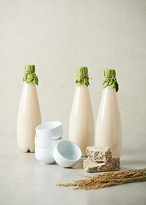 포토 JPG 스튜디오촬영 회색배경 술병 주류 실내 사람없음 벼 사기그릇 발효 막걸리 발효음식 누룩 국내포토 그릇 음료 음식 백그라운드 병_용기 곡류 내부 회색 파일형식