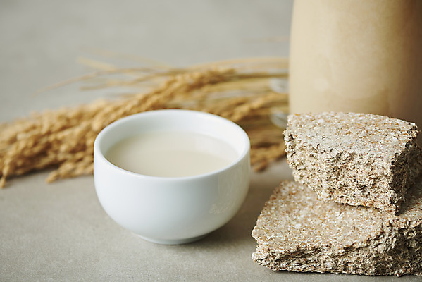 포토 JPG 스튜디오촬영 회색배경 술병 주류 실내 사람없음 벼 쌀 발효 막걸리 발효음식 누룩 국내포토 음료 음식 백그라운드 병_용기 곡류 내부 회색 파일형식