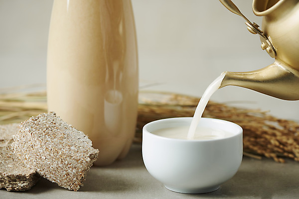 포토 JPG 스튜디오촬영 회색배경 술병 주류 실내 사람없음 벼 발효 막걸리 발효음식 누룩 국내포토 음료 음식 백그라운드 병_용기 곡류 내부 회색 파일형식