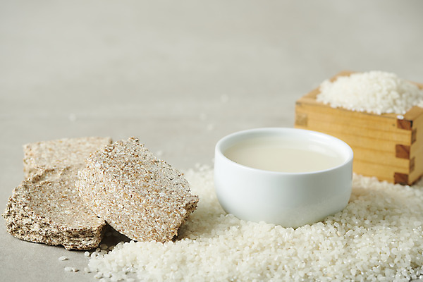 포토 JPG 스튜디오촬영 회색배경 주류 실내 사람없음 쌀 발효 막걸리 발효음식 누룩 국내포토 음료 음식 백그라운드 곡류 내부 회색 파일형식