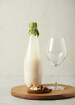 포토 JPG 스튜디오촬영 와인잔 회색배경 술병 주류 실내 사람없음 발효 막걸리 발효음식 국내포토 음료 음식 백그라운드 술잔 병_용기 내부 회색 파일형식