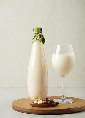 포토 JPG 스튜디오촬영 와인잔 회색배경 술병 주류 실내 사람없음 발효 막걸리 발효음식 국내포토 음료 음식 백그라운드 술잔 병_용기 내부 회색 파일형식