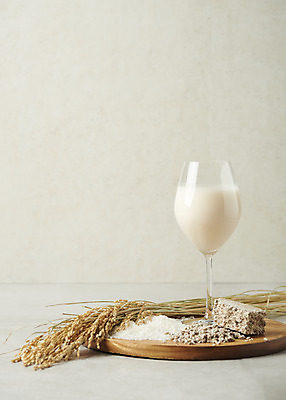 포토 JPG 스튜디오촬영 와인잔 회색배경 주류 실내 사람없음 벼 쌀 발효 막걸리 발효음식 누룩 국내포토 음료 음식 백그라운드 술잔 곡류 내부 회색 파일형식