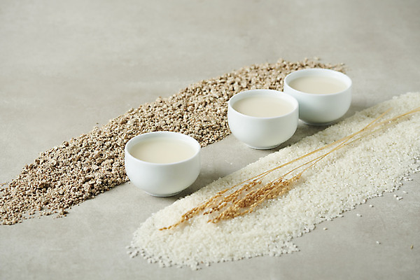 포토 JPG 스튜디오촬영 회색배경 주류 실내 사람없음 벼 쌀 사기그릇 발효 막걸리 발효음식 국내포토 그릇 음료 음식 백그라운드 곡류 내부 회색 파일형식