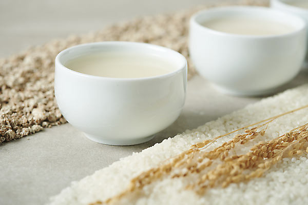 포토 JPG 스튜디오촬영 회색배경 주류 실내 사람없음 벼 쌀 사기그릇 발효 막걸리 발효음식 국내포토 그릇 음료 음식 백그라운드 곡류 내부 회색 파일형식