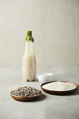 포토 JPG 스튜디오촬영 회색배경 술병 주류 실내 사람없음 쌀 발효 막걸리 발효음식 누룩 국내포토 음료 음식 백그라운드 병_용기 곡류 내부 회색 파일형식