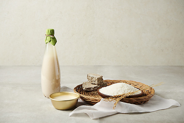 포토 JPG 스튜디오촬영 회색배경 술병 주류 실내 사람없음 쌀 발효 막걸리 발효음식 누룩 국내포토 음료 음식 백그라운드 병_용기 곡류 내부 회색 파일형식