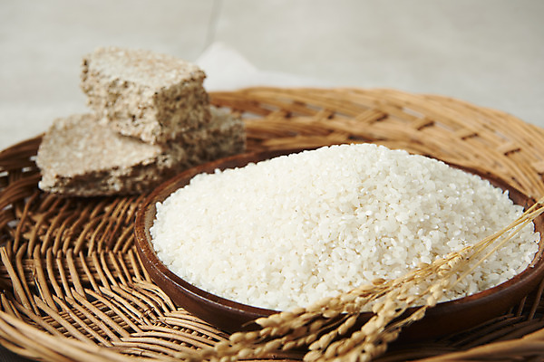 포토 JPG 스튜디오촬영 회색배경 주류 실내 근접촬영 사람없음 벼 쌀 발효 막걸리 발효음식 누룩 국내포토 음료 음식 뷰포인트 백그라운드 곡류 내부 회색 파일형식