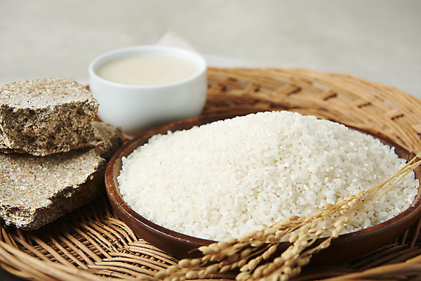 포토 JPG 스튜디오촬영 회색배경 주류 실내 사람없음 벼 쌀 발효 막걸리 발효음식 누룩 국내포토 음료 음식 백그라운드 곡류 내부 회색 파일형식