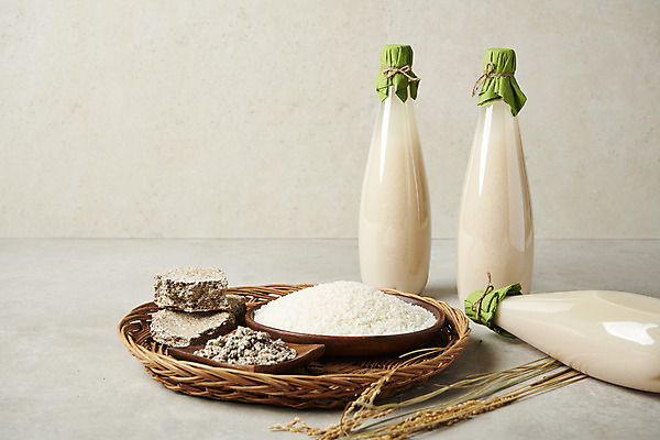 포토 JPG 스튜디오촬영 회색배경 술병 주류 실내 사람없음 쌀 발효 막걸리 발효음식 누룩 국내포토 음료 음식 백그라운드 병_용기 곡류 내부 회색 파일형식