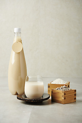 포토 JPG 스튜디오촬영 회색배경 술병 주류 실내 사람없음 쌀 발효 막걸리 발효음식 누룩 국내포토 음료 음식 백그라운드 병_용기 곡류 내부 회색 파일형식