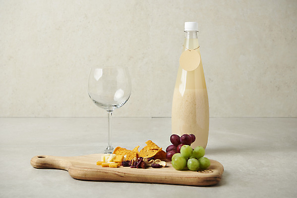 포토 JPG 스튜디오촬영 와인잔 회색배경 술병 주류 실내 사람없음 발효 막걸리 발효음식 과일안주 나무도마 국내포토 음료 음식 백그라운드 술잔 병_용기 도마 내부 목재 회색 안주 파일형식