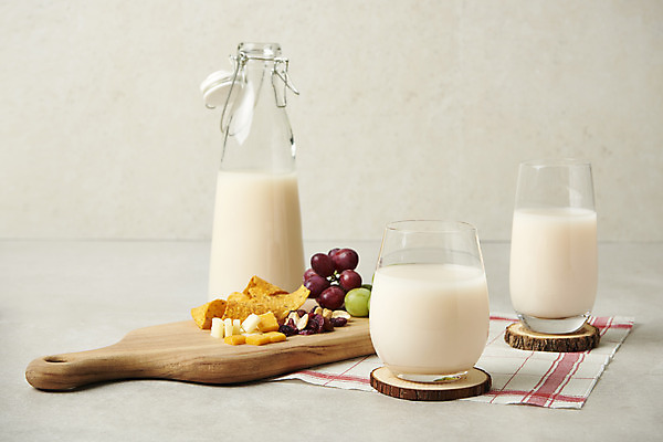 포토 JPG 스튜디오촬영 회색배경 술병 잔 주류 실내 사람없음 발효 막걸리 발효음식 과일안주 국내포토 식기 음료 음식 백그라운드 병_용기 내부 회색 안주 파일형식