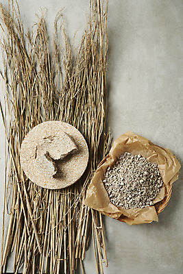 포토 JPG 스튜디오촬영 회색배경 주류 실내 사람없음 하이앵글 쌀 발효 막걸리 발효음식 누룩 국내포토 음료 음식 뷰포인트 백그라운드 곡류 내부 회색 파일형식