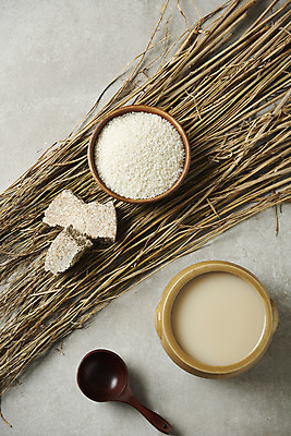 포토 JPG 스튜디오촬영 회색배경 주류 실내 사람없음 하이앵글 쌀 발효 막걸리 발효음식 누룩 국내포토 음료 음식 뷰포인트 백그라운드 곡류 내부 회색 파일형식