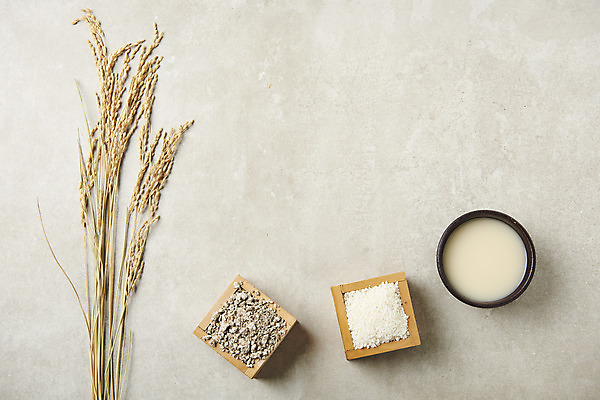 포토 JPG 스튜디오촬영 회색배경 주류 실내 사람없음 하이앵글 벼 쌀 발효 막걸리 발효음식 누룩 국내포토 음료 음식 뷰포인트 백그라운드 곡류 내부 회색 파일형식