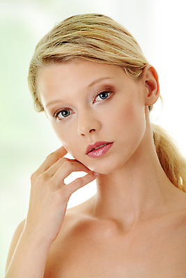 포토 JPG 해외이미지 백인 모델 응시 여자 행복 얼굴 포즈 신체 휴식 건강 한명 사람 성인 치료 10대 유행 스파 목욕 화장품 신선 우아함 피부 어깨 피부관리 돌봄 위생관리 의료성형뷰티 쓰다듬기 해외202004 해외포토 서양인 1 시선 감정 컨셉 의학 모션 청소년 관리 신체부위 뷰티 청결 파일형식