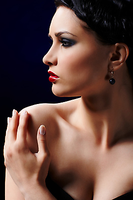 포토 JPG 해외이미지 백인 모델 헤어스타일 손 여자 유럽 얼굴 포즈 신체 갈색머리 건강 한명 사람 파란색 유행 화장품 흰색 신선 화려 우아함 피부 어깨 피부관리 돌봄 의료성형뷰티 스타일 해외202004 해외포토 서양인 1 나라 컬러 컨셉 모션 신체부위 뷰티 파일형식