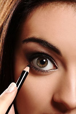 포토 JPG 해외이미지 응시 여자 얼굴 갈색머리 한명 들기 사람 근접촬영 성인 뷰티 화장품 눈썹 아이라인 아이메이크업 아이펜슬 의료성형뷰티 성인여자한명만 해외202004 해외포토 1 헤어스타일 시선 뷰포인트 모션 신체부위 화장 여자한명만 성인여자만 파일형식