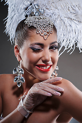 포토 JPG 해외이미지 모델 모자 디자인 드레스 여자 얼굴 백그라운드 한명 20대 빛 유행 걷기 검은색 화장품 매력적 수확 흰색 축하 가운 화려 고급 우아함 신비 가득함 깃털 입술 복고 만들기 공상 고립 브로드웨이 의료성형뷰티 스타일 세련 해외202004 해외포토 1 잡화 옷 컬러 컨셉 농업 모션 사람 청년 신체부위 뷰티 파일형식