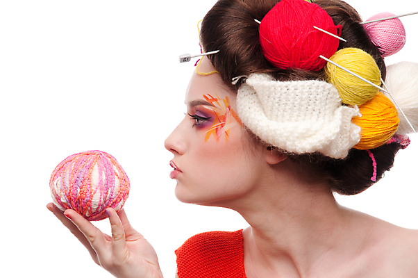 포토 JPG 해외이미지 백인 헤어스타일 여자 감정 무기 얼굴 오렌지 공 키스 관리 미술 한명 성인 빨간색 초록색 컬러풀 머리 유행 보라색 화장품 흰색 화려 그리기 뜨개질 닫기 정상 손톱 묶기 피부 만들기 섬유 실뭉치 양모 고립 의료성형뷰티 해외202004 해외포토 서양인 1 손 컬러 컨셉 과일 모션 문화예술 사람 취미 신체부위 뷰티 직물 애정표현 파일형식