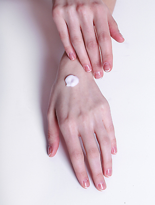 포토 JPG 해외이미지 백인 여자 백그라운드 신체 손가락 탁자 건강 관리 손바닥 사람 사람없음 치료 약 상점 스파 화장품 엄지손가락 흰색 화려 우아함 손톱관리 손톱 피부 크림 피부관리 부드러움 팔 고립 돌봄 바닐라 의료성형뷰티 해외202004 해외포토 서양인 손 컬러 가구 컨셉 의학 모션 신체부위 뷰티 감각 네일아트 파일형식