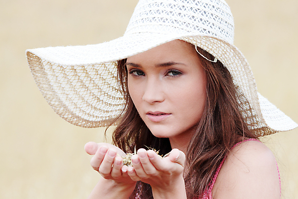 포토 JPG 해외이미지 식물 백인 모자 계절 여자 행복 여행 밭 농업 자연 하늘 휴가 건강 관리 옥수수 한명 사람 풍경 야외 초록색 여름 파란색 금발 태양 농경지 맑음 봄 기쁨 자유 시골 신선 황금 밀 피부 조경 보리 돌봄 의료성형뷰티 해외202004 해외포토 자연요소 서양인 1 헤어스타일 잡화 감정 산업 컬러 컨셉 모션 날씨 곡류 신체부위 농장 생태계 파일형식