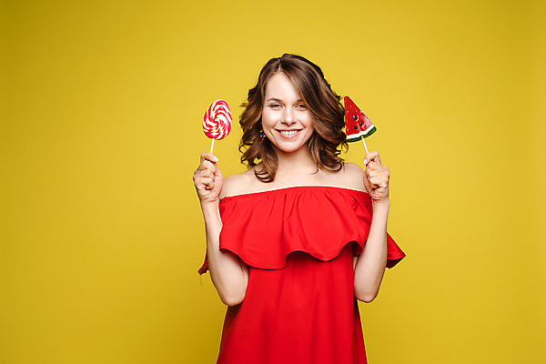 포토 JPG 해외이미지 백인 모델 직업 학생 라이프스타일 헤어스타일 응시 여자 행복 얼굴 포즈 백그라운드 한명 서기 미소 사람 청춘 유행 기쁨 표현 화려 시원함 입술 피부관리 긍정 고립 돌봄 완벽 의료성형뷰티 스타일 해외202011 해외포토 서양인 1 시선 감정 컨셉 모션 표정 생활 신체부위 뷰티 파일형식