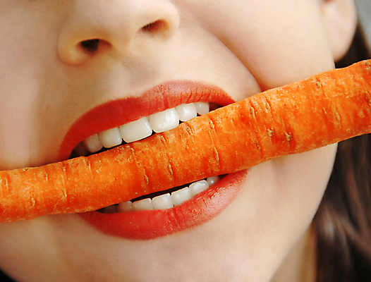 포토 JPG 해외이미지 손 얼굴 음식 신체 다이어트 채소 오렌지 부분 손가락 관리 사람없음 빨간색 갈색 머리 저녁식사 화장품 당근 립스틱 흰색 잡기 오픈 입 치아 먹기 배고픔 피부 입술 유기농 코 규칙 토막 점심식사 의료성형뷰티 놓기 해외202004 해외포토 웰빙 컬러 과일 모션 뿌리채소 건강 신체부위 뷰티 식사 소화기관 파일형식