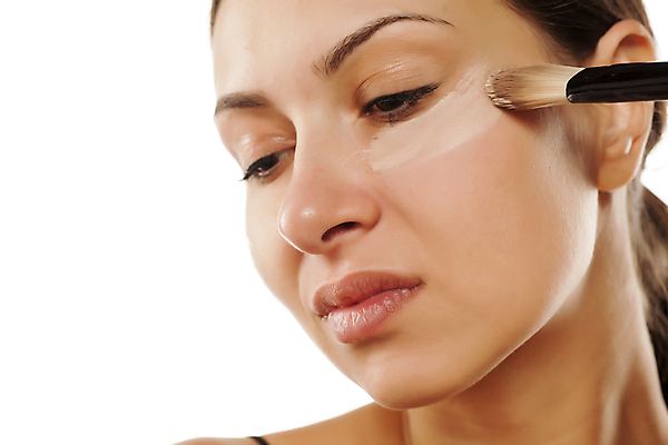 포토 JPG 해외이미지 백인 모델 여자 얼굴 한명 치료 화장품 붓 액체 아래 피부 크림 흰배경 내추럴 고립 돌봄 의료성형뷰티 해외202011 해외포토 서양인 1 백그라운드 의학 모션 사람 신체부위 뷰티 흰색 방향 위치 파일형식