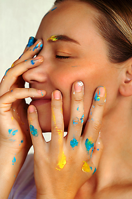 포토 JPG 해외이미지 모델 여자 감정 얼굴 생각 상상 아이디어 기술 관리 창조 미술 한명 사람 취미 유행 페인트 꿈 피부 명상 그림 예술가 비전 화가 의료성형뷰티 가상 해외202011 해외포토 직업 1 컨셉 문화예술 신체부위 파일형식