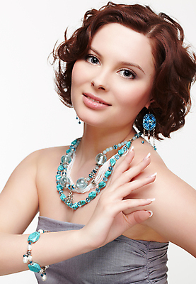 포토 JPG 해외이미지 백인 모델 손 여자 얼굴 목걸이 장신구 손가락 팔찌 갈색머리 한명 사람 파란색 유행 귀걸이 회색 흰색 못 화려 우아함 손톱관리 손톱 보석 피부 의료성형뷰티 스타일 해외202004 해외포토 서양인 1 헤어스타일 컬러 컨셉 신체부위 공구 네일아트 광석 파일형식