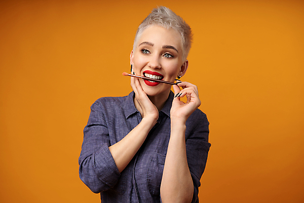 포토 JPG 해외이미지 스튜디오촬영 직업 응시 여자 행복 감정 얼굴 백그라운드 오렌지 짧은머리 한명 성인 장식 빨간색 유행 화장품 립스틱 붓 치아 강의 입술 긍정 예술가 주인 블로거 셀프 혼란 의료성형뷰티 해외202011 해외포토 1 헤어스타일 시선 컬러 컨셉 과일 실내 사람 신체부위 뷰티 소화기관 파일형식