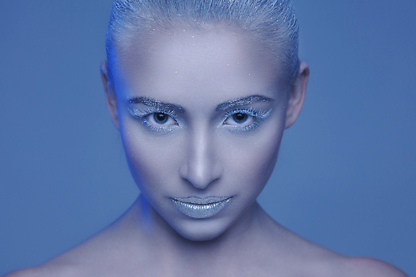 포토 JPG 해외이미지 백인 모델 캐릭터 1 여자 얼굴 컨셉 미술 한명 사람 성인 파란색 빛 머리 유행 냉동 얼음 추위 흰색 피부 마스카라 서리 슛 눈보라 의료성형뷰티 해외202011 해외포토 자연요소 서양인 컬러 문화예술 눈_날씨 신체부위 화장품 파일형식