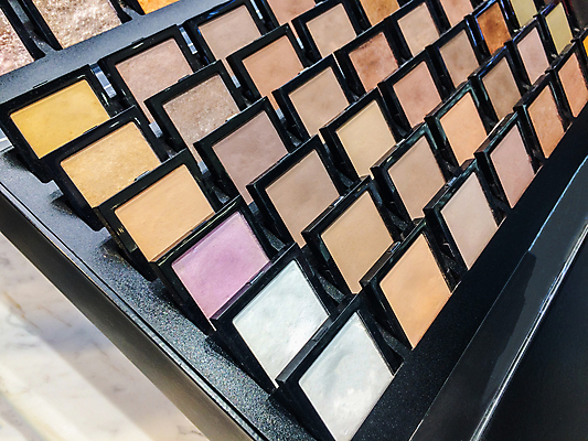 포토 JPG 해외이미지 직업 여자 얼굴 분홍색 백그라운드 실험 그림자 사람없음 장식 세트 컬러풀 유행 보라색 검은색 화장품 활발 흰색 붓 화려 팔레트 정상 가루 볼터치 수집 피부 오브젝트 만들기 아이섀도 내추럴 돌봄 멀티 파스텔톤 의료성형뷰티 스타일 해외202011 해외포토 컬러 컨셉 모션 사람 신체부위 화장 뷰티 파일형식