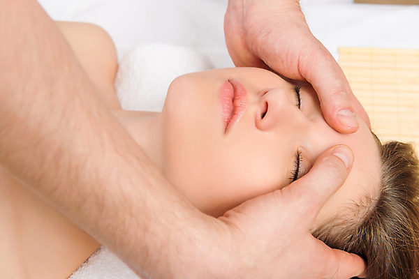 포토 JPG 해외이미지 백인 직업 라이프스타일 손 웰빙 여자 행복 얼굴 신체 손가락 휴식 건강 사람 두명 치료 수건 약 머리 상점 스파 기쁨 흰색 신선 마사지 미용사 소중 피부 피부관리 목 테라피 내추럴 거짓말 돌봄 안마사 의료성형뷰티 해외202004 해외포토 서양인 감정 컬러 컨셉 의학 모션 생활 신체부위 위생용품 뷰티 파일형식