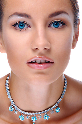 포토 JPG 해외이미지 백인 모델 1 라이프스타일 여자 얼굴 포즈 목걸이 한명 사람 성인 파란색 갈색 유행 화장품 흰색 화려 피부 고립 의료성형뷰티 해외202004 해외포토 서양인 컬러 컨셉 장신구 생활 신체부위 뷰티 파일형식