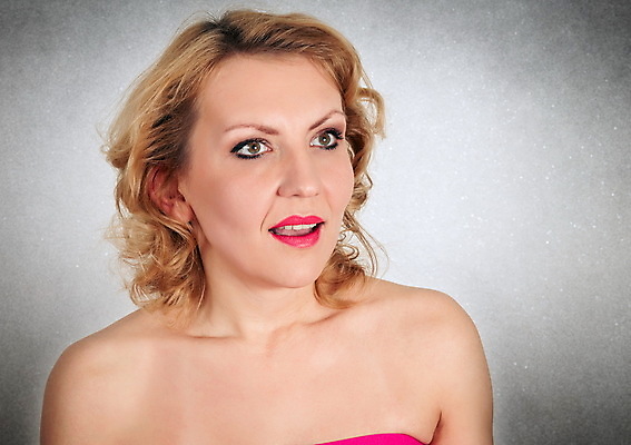 포토 JPG 해외이미지 백인 1 손 응시 여자 행복 얼굴 분홍색 백그라운드 비즈니스 성공 한명 미소 웃음 사람 성인 금발 유행 흰색 표현 자신감 사인 긍정 충격 고립 의료성형뷰티 해외202011 해외포토 서양인 헤어스타일 시선 감정 컬러 컨셉 표정 신체부위 파일형식